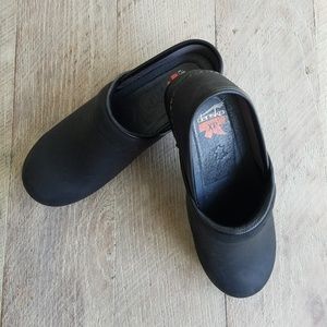 LIKE NEW Dansko XP - Flat/Oiled Black Clogs